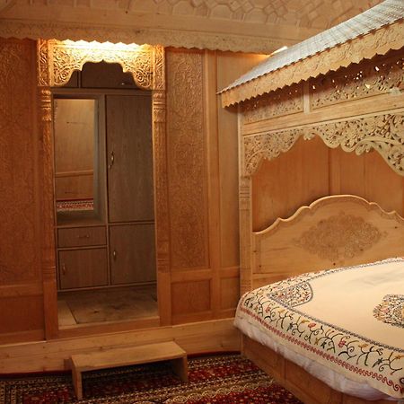 Khilona Luxury Heritage Houseboats Srinagar  Exterior photo