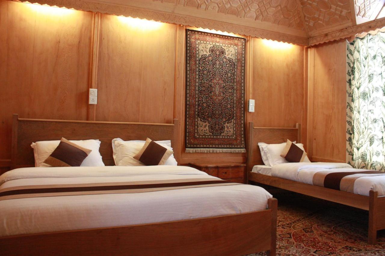 Khilona Luxury Heritage Houseboats Srinagar  Exterior photo