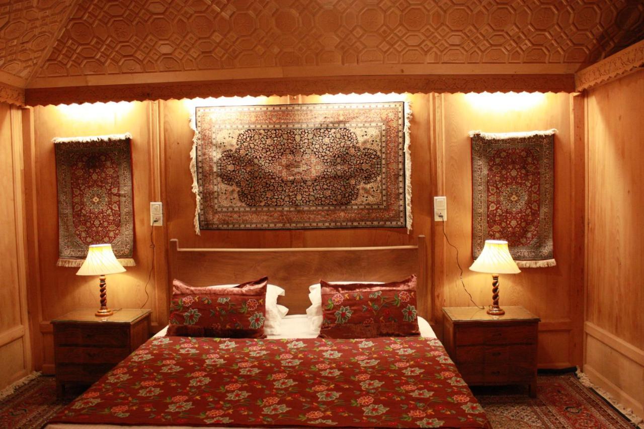 Khilona Luxury Heritage Houseboats Srinagar  Exterior photo