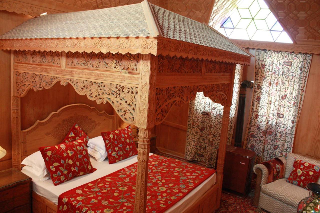 Khilona Luxury Heritage Houseboats Srinagar  Exterior photo