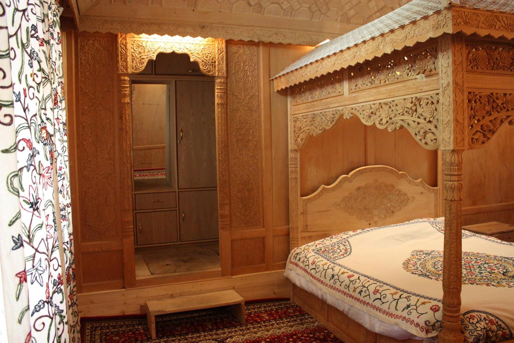 Khilona Luxury Heritage Houseboats Srinagar  Exterior photo