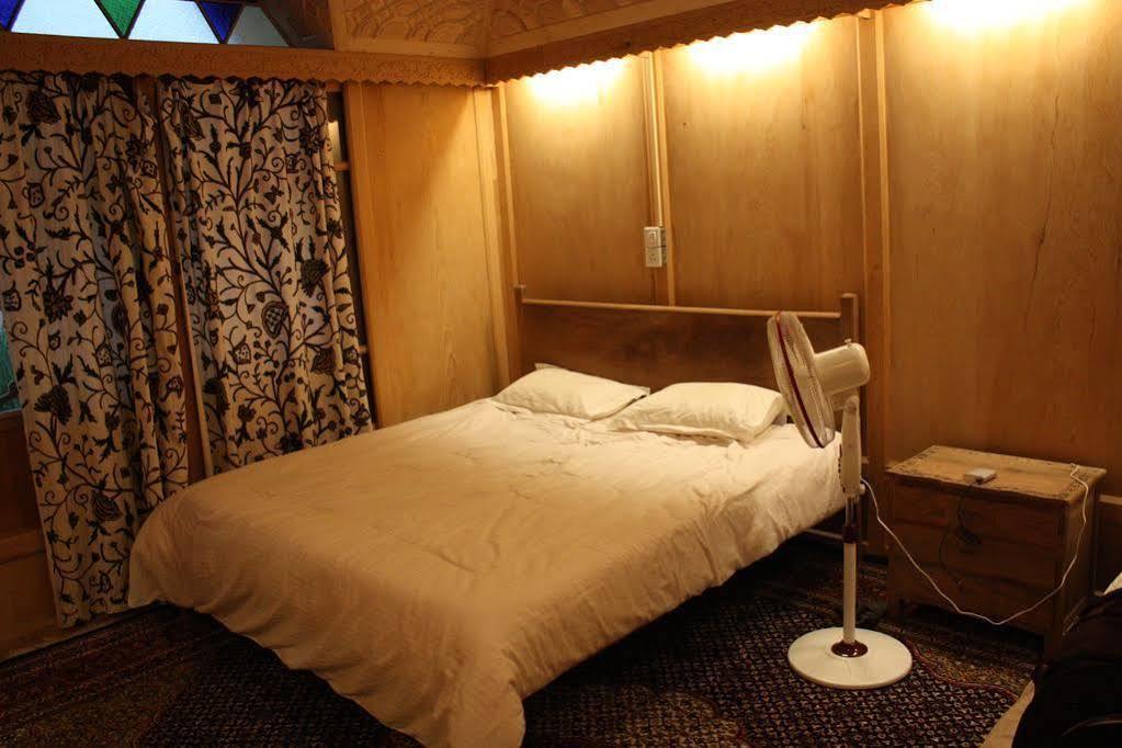Khilona Luxury Heritage Houseboats Srinagar  Exterior photo